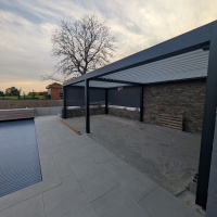 Réalisation à Soumagne : Une pergola bioclimatique pour un espace piscine moderne