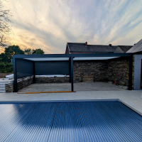 Réalisation à Soumagne : Une pergola bioclimatique pour un espace piscine moderne