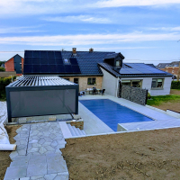Réalisation à Soumagne : Une pergola bioclimatique pour un espace piscine moderne