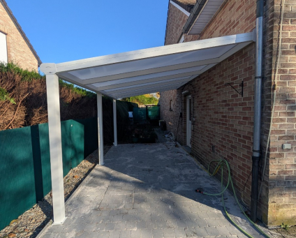 Élégance Discrète d'un Carport Aluminium et Polycarbonate Opale à Boncelles