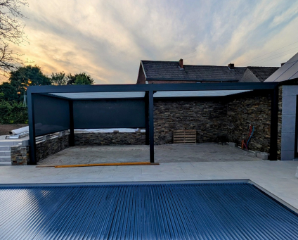 Réalisation à Soumagne : Une pergola bioclimatique pour un espace piscine moderne