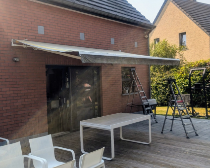 Remplacement de toile sur store banne à Welkenraedt : une seconde jeunesse après 15 ans !