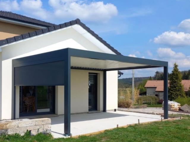 Theux : Une pergola bioclimatique, alliance parfaite entre patrimoine et modernité