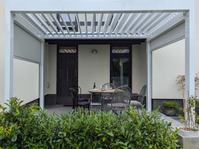 Une pergola bioclimatique à Thimister-Clermont, écrin de sérénité au cœur du Pays de Herve