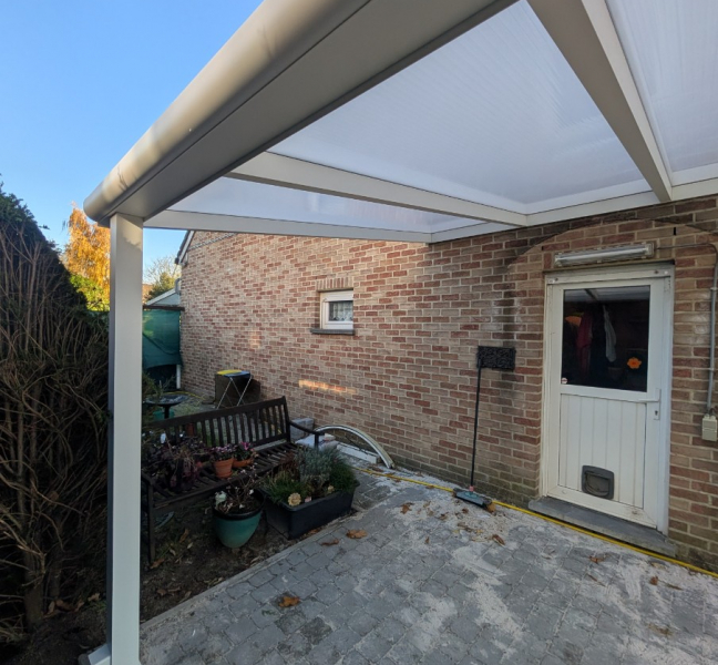 Élégance Discrète d'un Carport Aluminium et Polycarbonate Opale à Boncelles