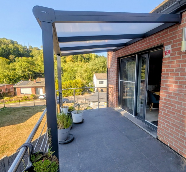 Pergola en aluminium et polycarbonate opalin : installation sur terrasse à Fléron
