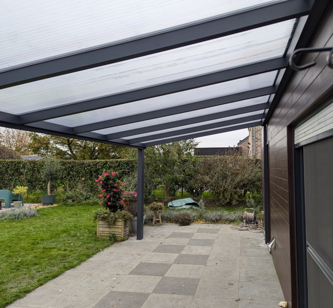 Installation d'une pergola en polycarbonate et aluminum modèle Giallo à Saive