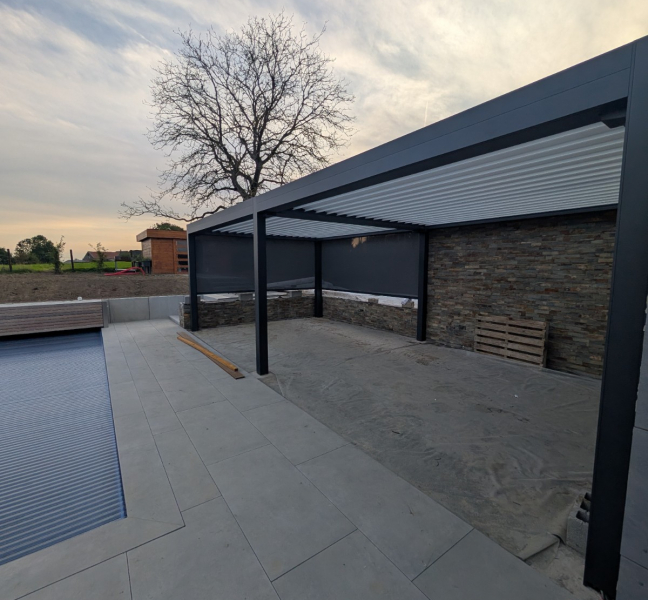 Réalisation à Soumagne : Une pergola bioclimatique pour un espace piscine moderne