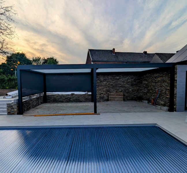 Réalisation à Soumagne : Une pergola bioclimatique pour un espace piscine moderne