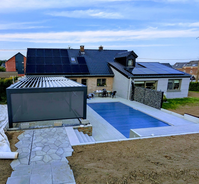 Réalisation à Soumagne : Une pergola bioclimatique pour un espace piscine moderne