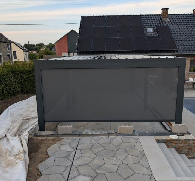 Réalisation à Soumagne : Une pergola bioclimatique pour un espace piscine moderne