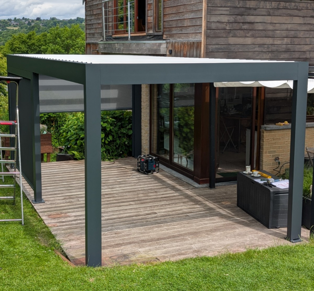 Installation d'une pergola bioclimatique IZI à Aywaille