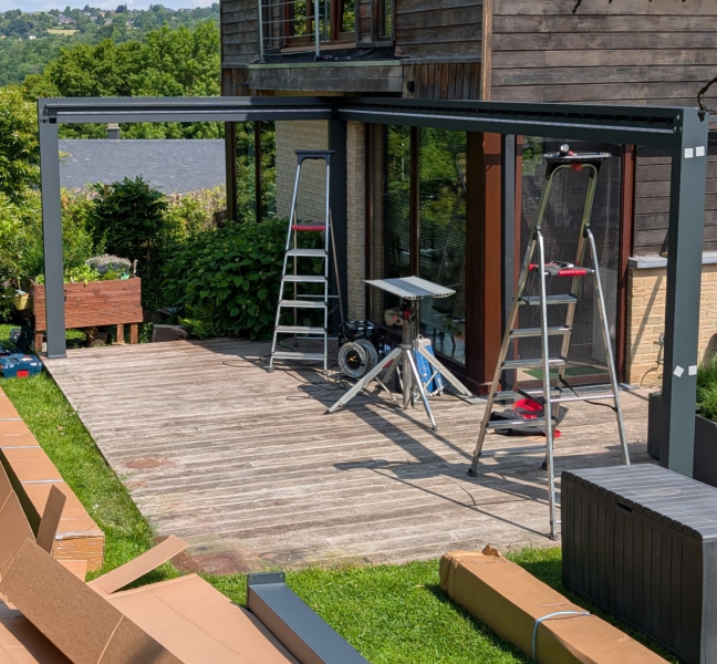 Installation d'une pergola bioclimatique IZI à Aywaille