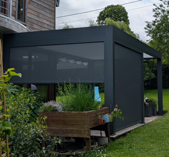 Installation d'une pergola bioclimatique IZI à Aywaille